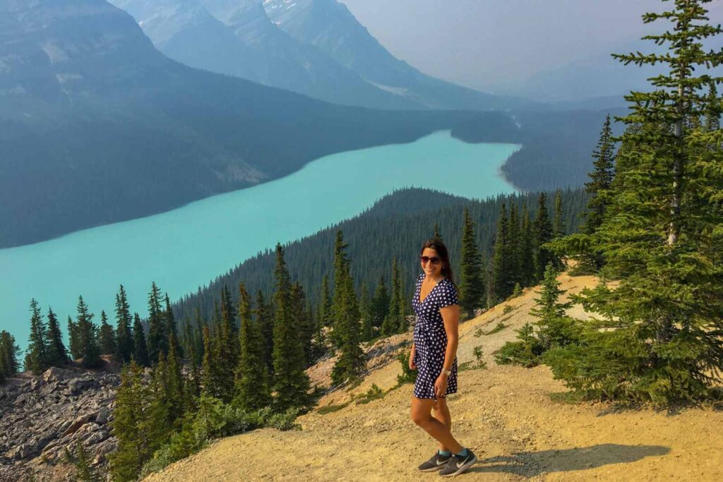 el lago peyto es una de las mejores cosas que ver en banff sin lugar a dudas, con su color turquesa brillante y su glaciar.