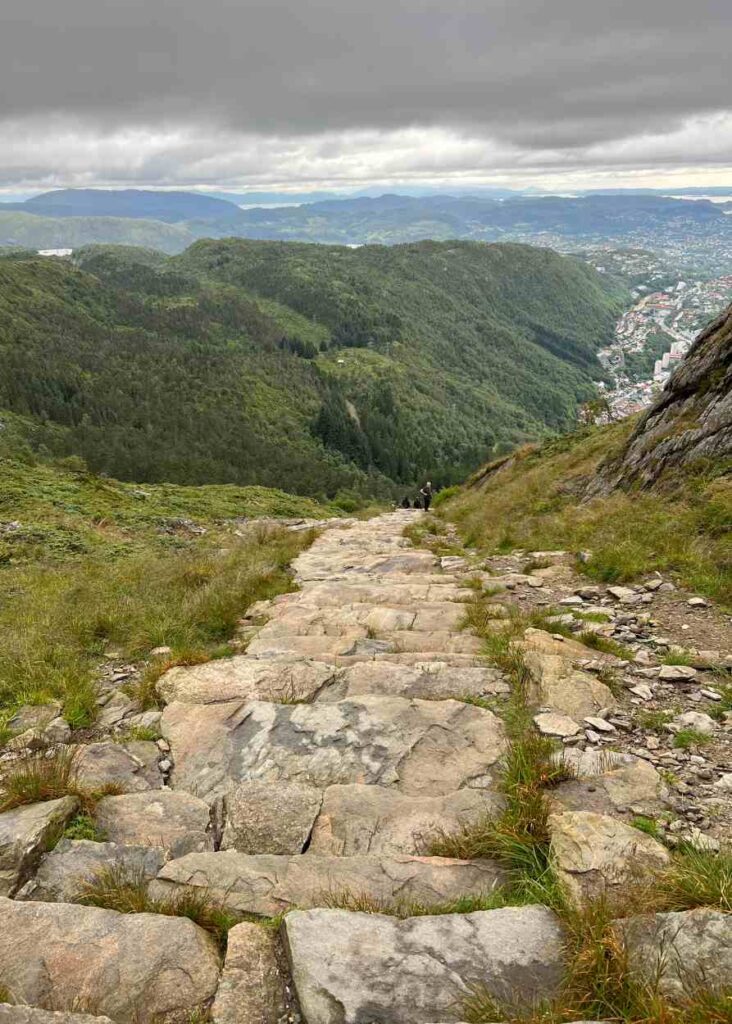 Escaleras para descender de vuelta a la ciudad de bergen desde la cima de ulriken
