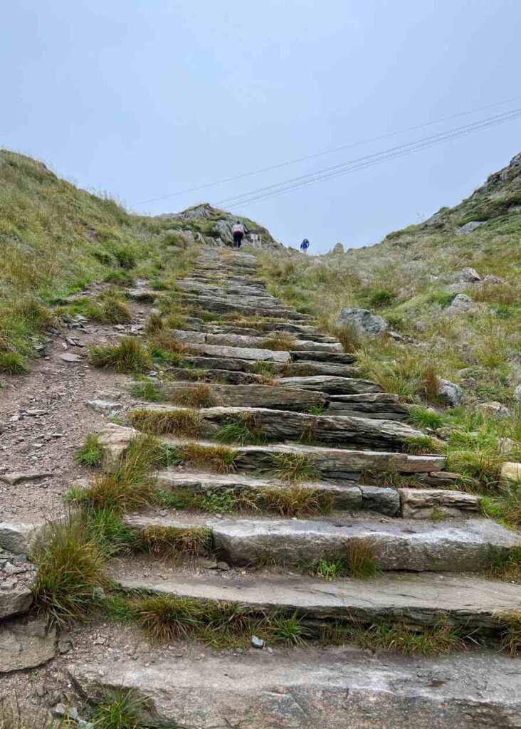 Escaleras que suben al monte ulriken, un lugar que ver en bergen