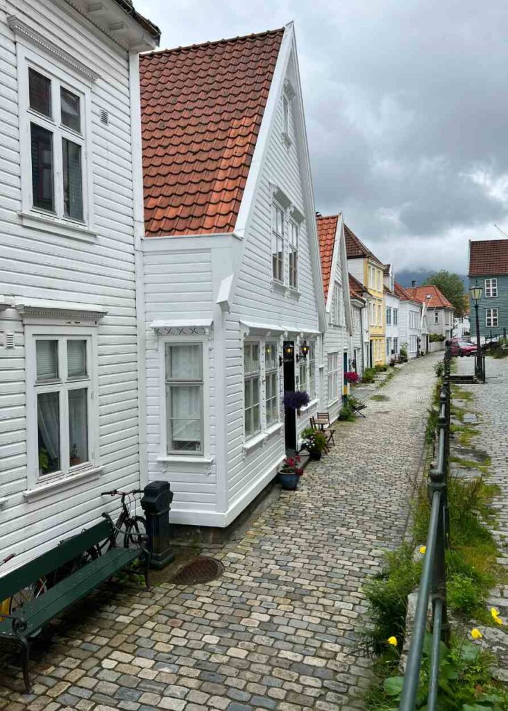 Casas blancas del barrio de Nordes, uno de los más lindos que ver en Bergen