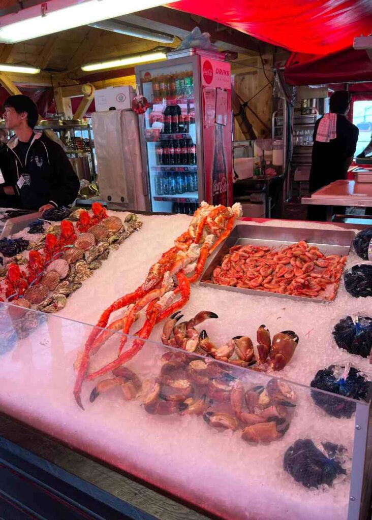 Pescado exhibido en el mercado de pescado en el centro de Bergen