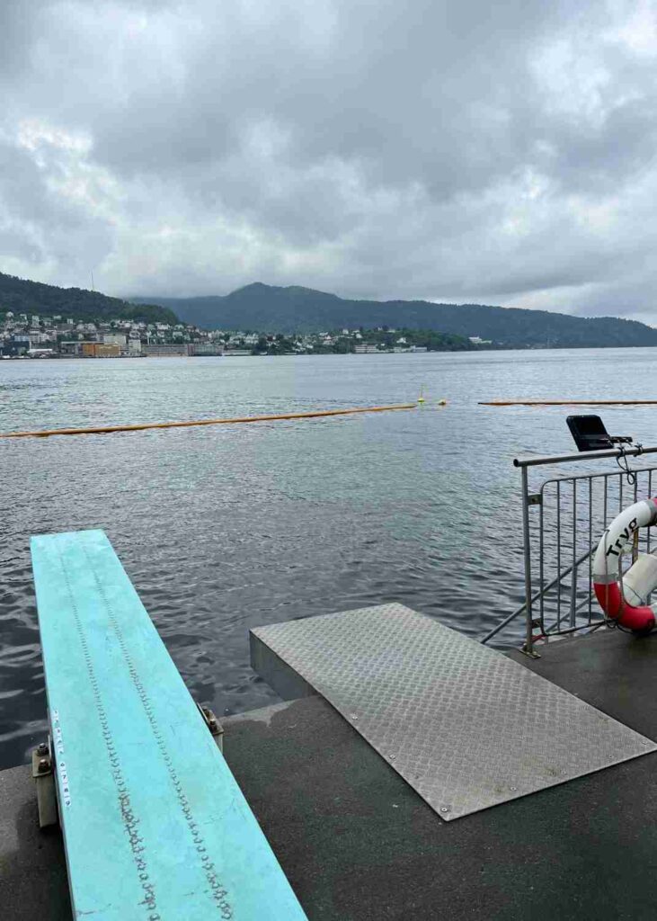El trampolín para saltar al fiordo (también hay escaleras) en el sauna de Bergen, uno de los lugares que hay que visitar