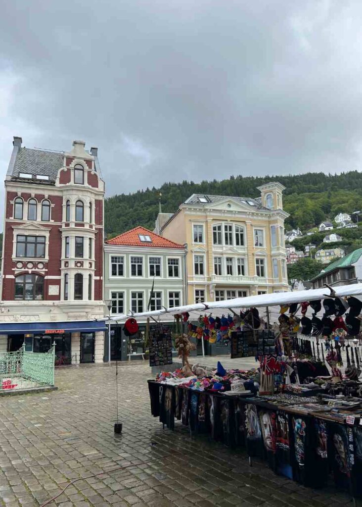 Foto de una plaza y un mercado en el centro de Bergen