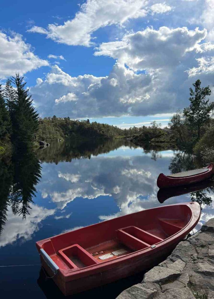 el lago de Baunehytten, un lugar en la montaña cerca de bergen