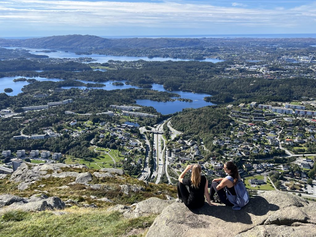 que hacer en bergen, vista desde una de las montañas de la ciudad