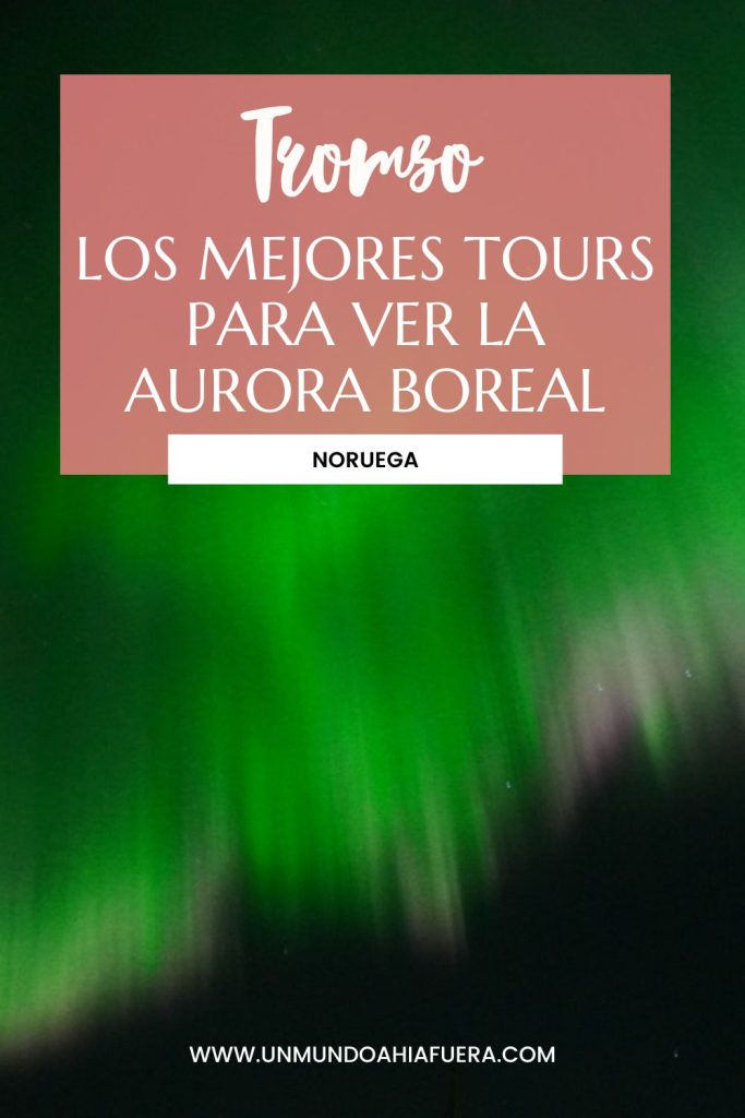 pin con las mejores excursiones aurora boreal en tromso, noruega. Foto de una aurora danzando con tonos rosas.