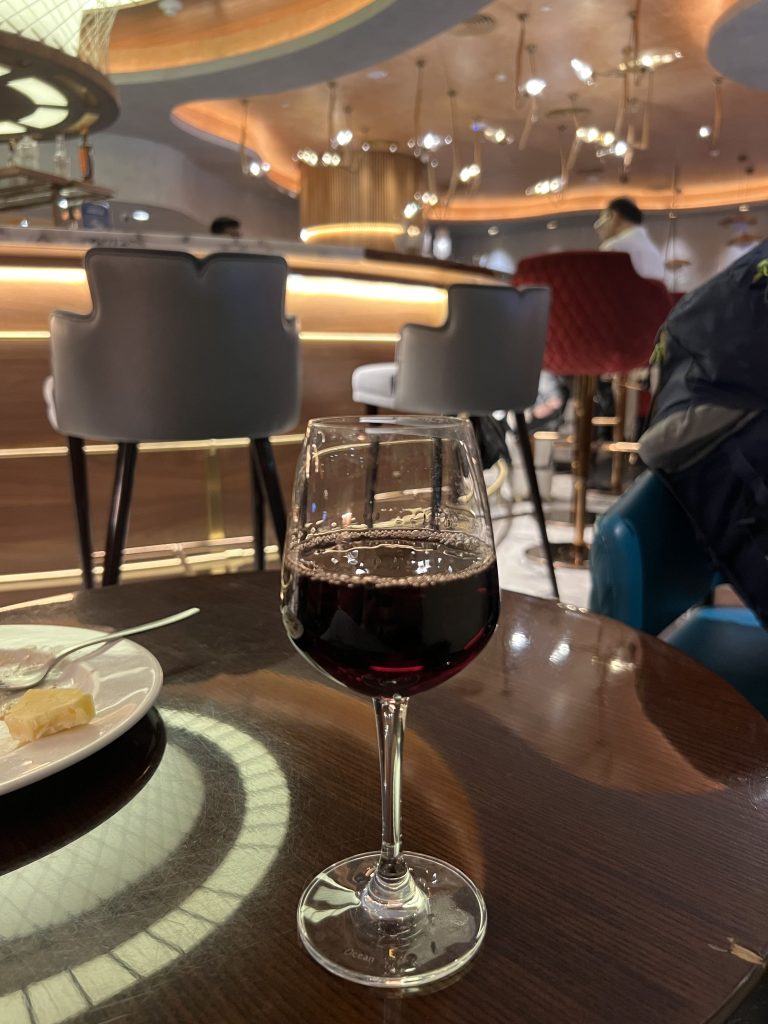 disfrutando una copa de vino en una sala vip del aeropuerto al que entré gracias a Priority Pass, una experiencia excelente