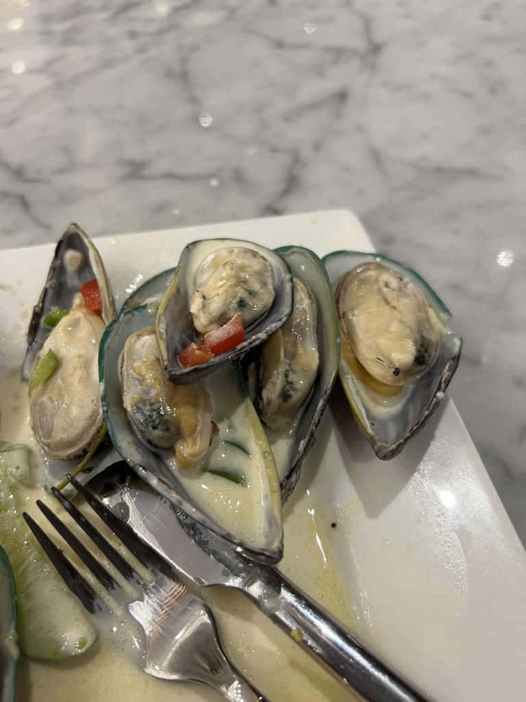 comiendo ostras en la sala vip del aeropuerto antes de tomar un vuelo nocturno