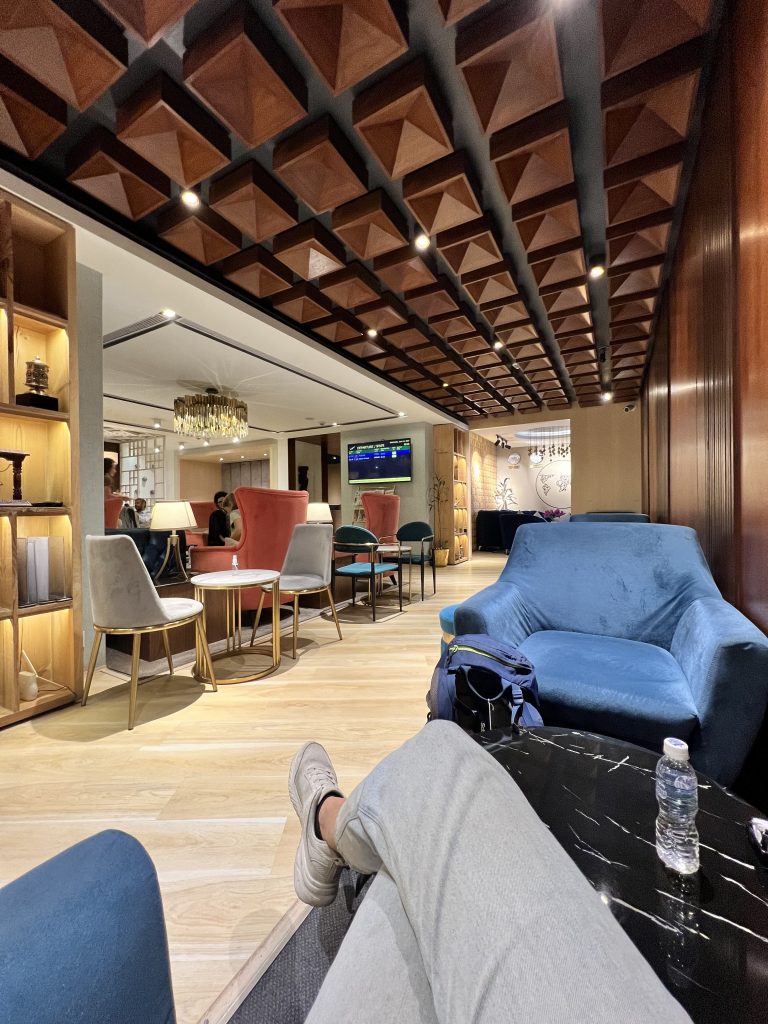La sala vip del aeropuerto de katmandú a la que accedí. Priority Pass vale la pena sin lugar a dudas, tuve una gran experiencia
