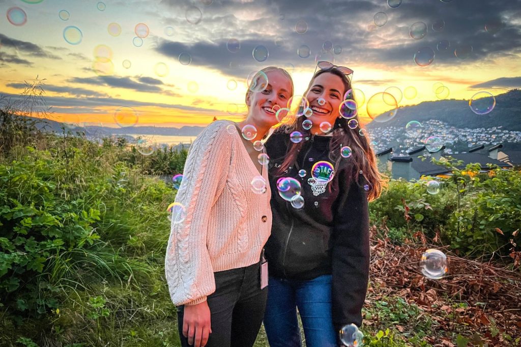 con mi amiga del voluntariado que hice en Bergen gracias a el codigo descuento Worldpackers que me permitió comprar la membresía con descuento