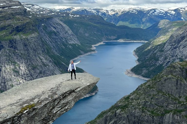 Cómo subir a Trolltunga, la ruta de senderismo más épica de Noruega