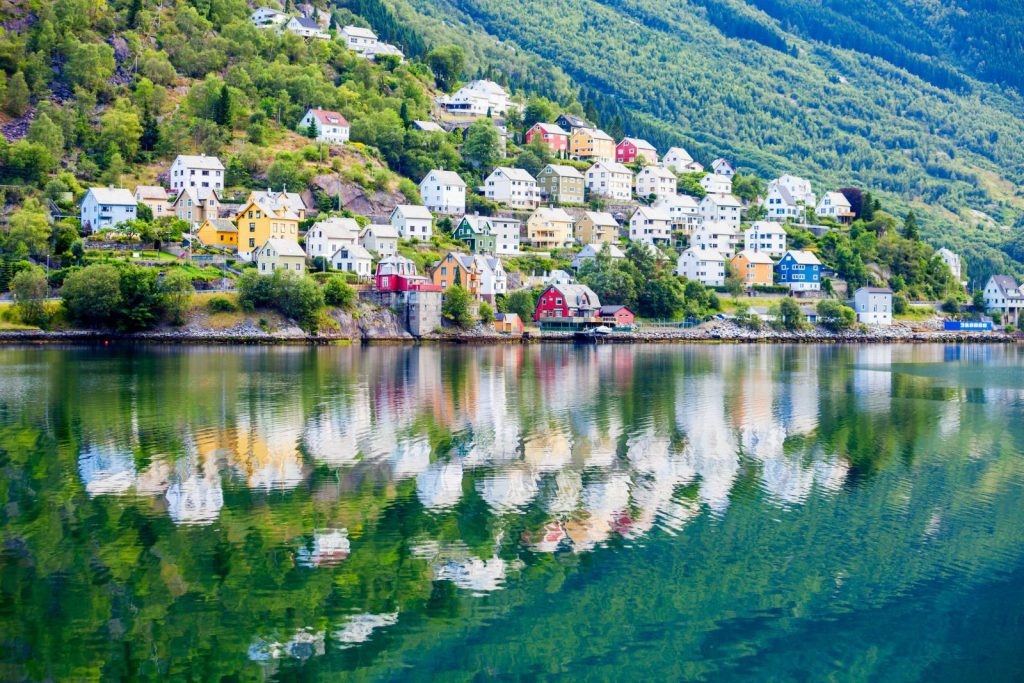 foto de un paisaje del fiordo, uno de los lugares más lindos que ver en Odda
