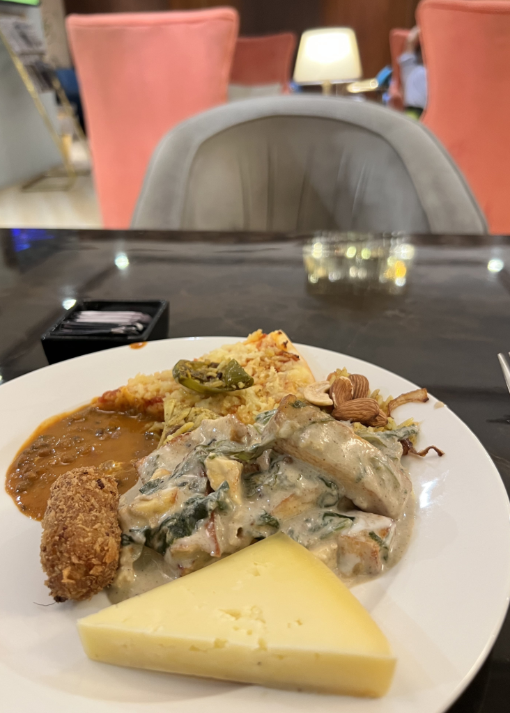 queso, algo que solo se encuentra en Nepal con el priority pass que te da acceso a las salas vip del aeropuerto y vale la pena sin lugar a dudas