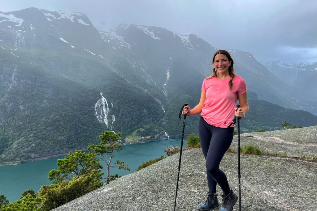 En lo alto de lilletop, con vistas al fiordo y una de las mejores cosas que ver en Odda