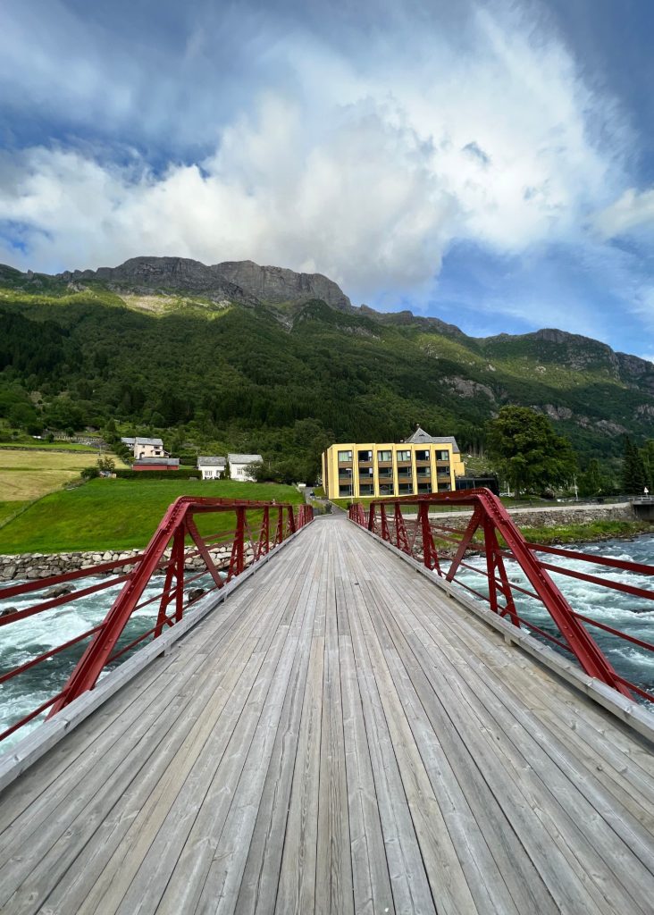 el rio opo que va desde Odda hasta el lago, y es un imperdible que ver en Odda