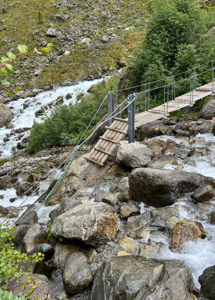 El trek al glaciar, un puente colgante por el que hay que pasar