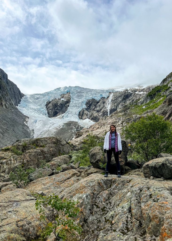 Foto mia con el glaciar atrás luego de caminar desde Odda