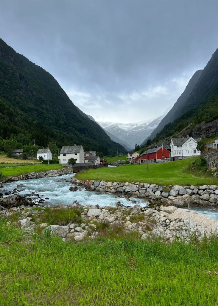 el glaciar, una de las mejores cosas que ver en Odda, con sus casitas noruegas y el río