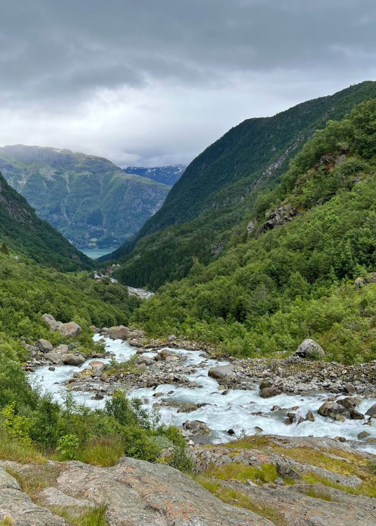 Camino hacia el glaciar desde el pueblo de Odda