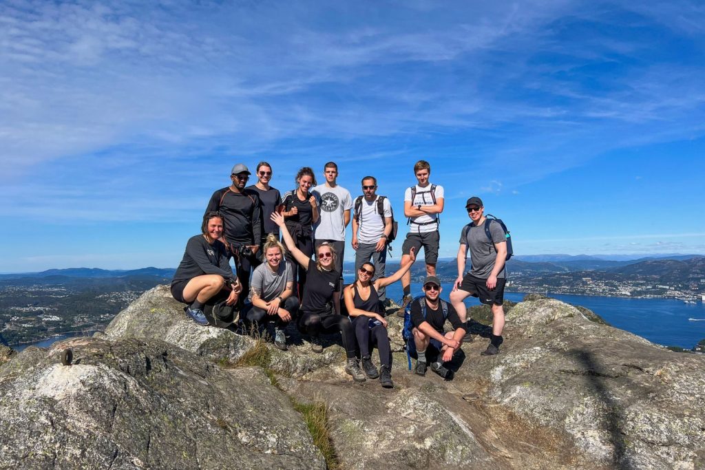 Foto de un grupo de chicos con los voluntariados recorriendo una de las montañas de Bergen gracias a un voluntariado internacional con Worldpackers