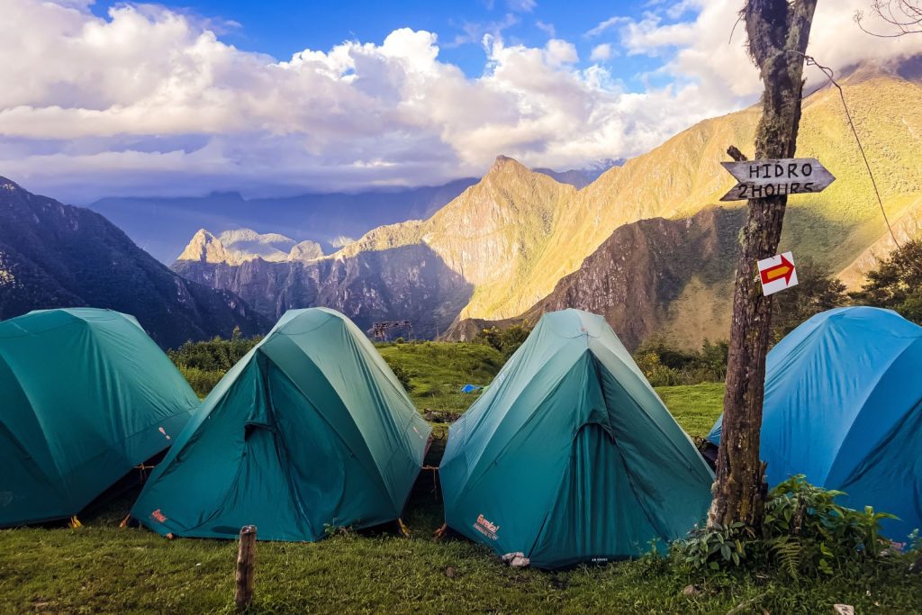 acampando frente a machu picchu