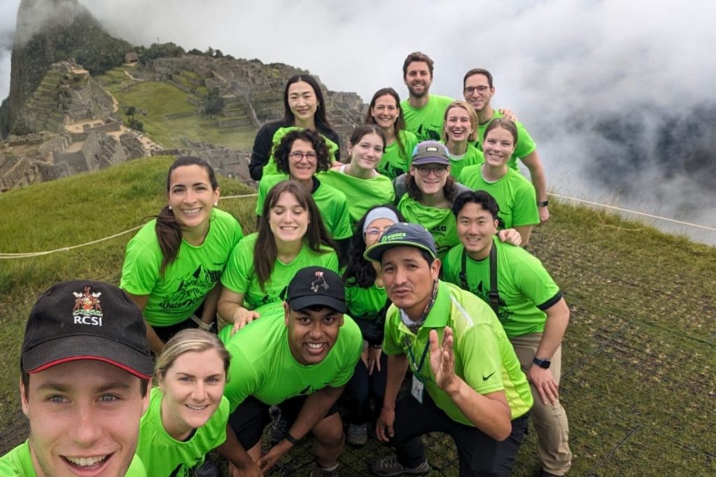 el grupo de alpaca expeditions en machu picchu luego de haber completado con éxito el camino salkantay