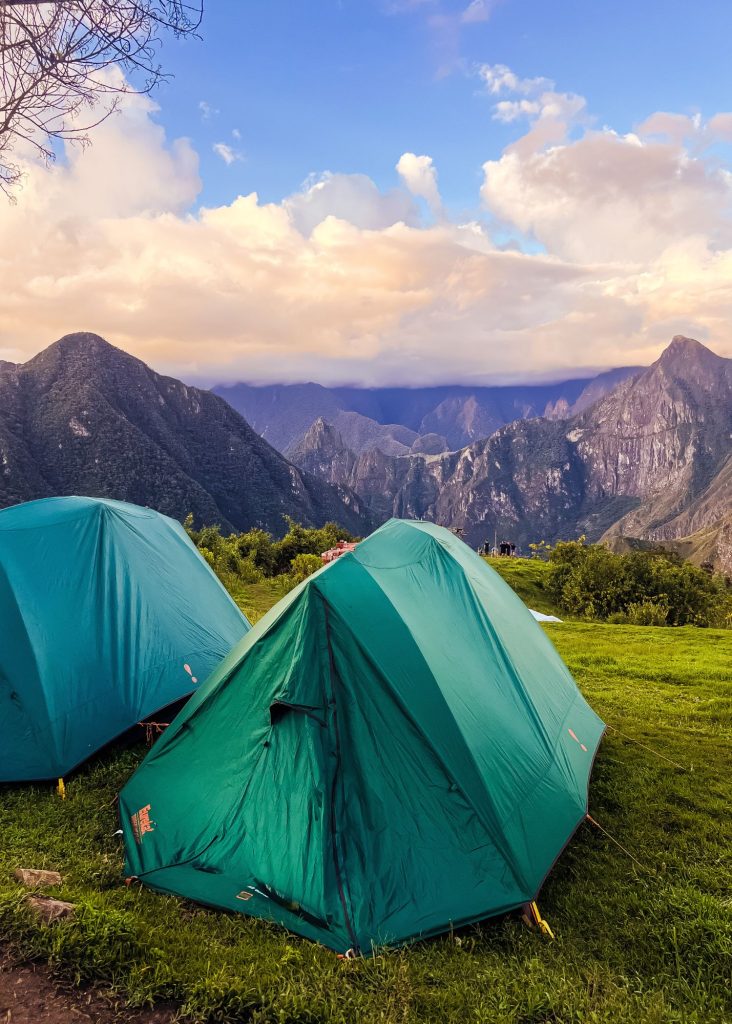 acampando frente a machu picchu en el camino salkantay llactapata