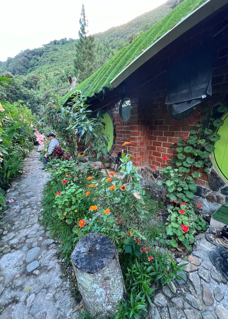 las hobbit houses en el camino salkantay