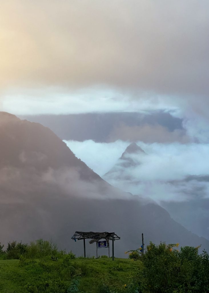 amanecer nublado frente a machu picchu