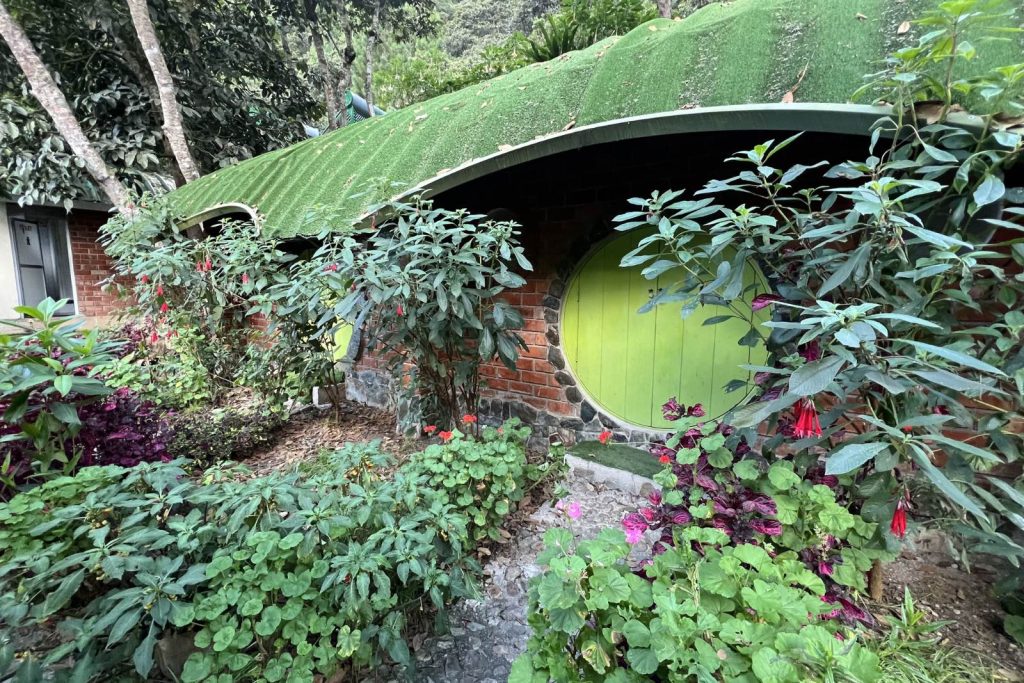 las hobbit houses, un campamento privado de alpaca expeditions durante el salkantay trek