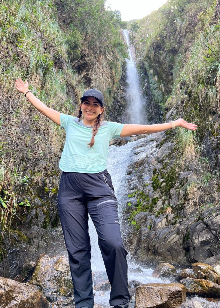 cascada en el salkantay trek