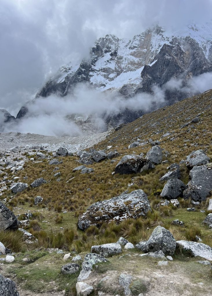 el glaciar salkantay a lo lejos