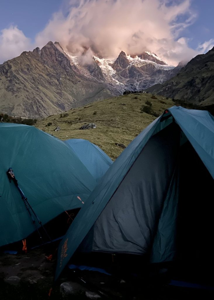 foto de las carpas con la montaña nevada atrás, uno de los campamentos de alpaca expeditions
