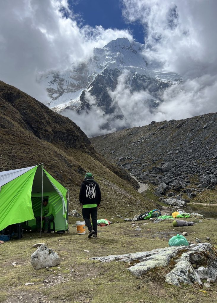el glaciar salkantay a lo lejos
