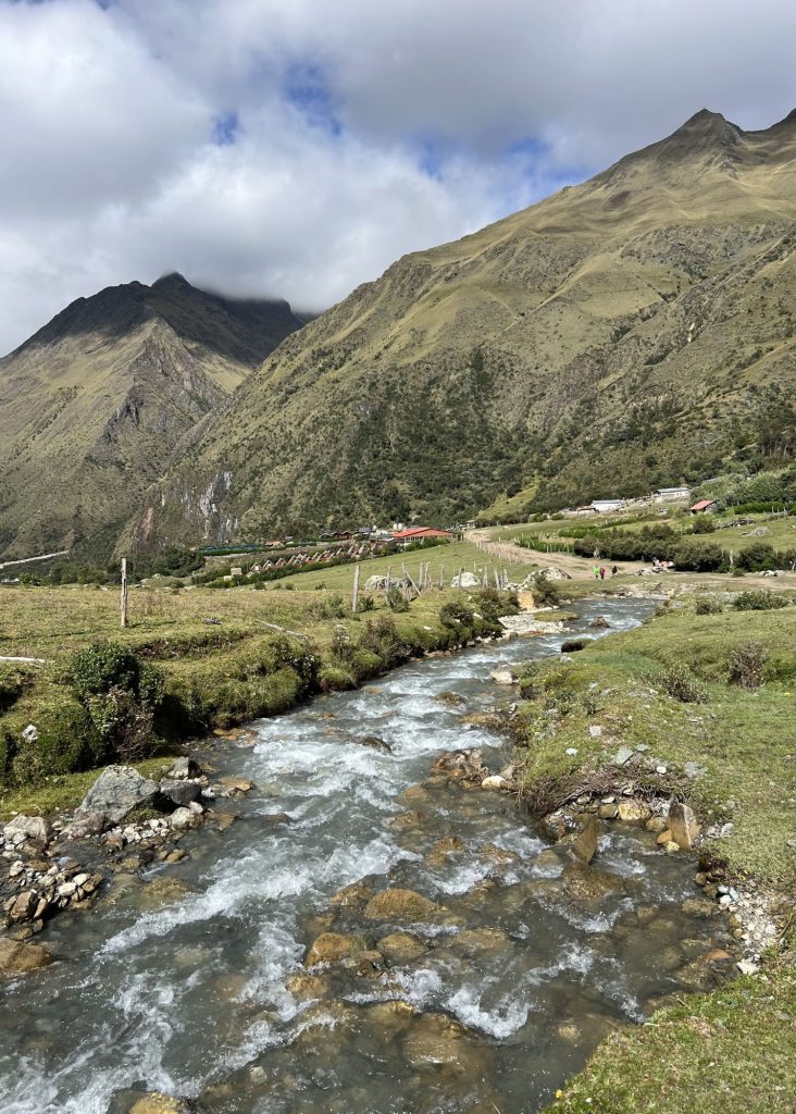 un rio que baja del glaciar salkantay camino a machu picchu como alternativa al camino del inca