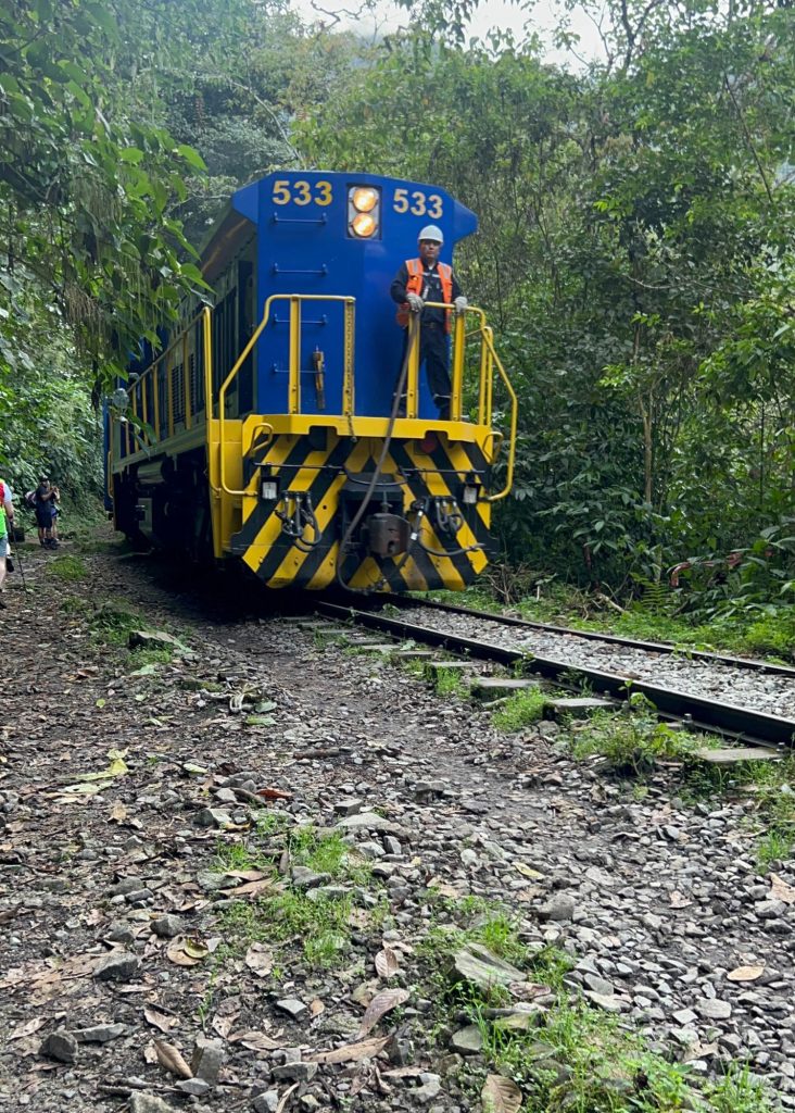caminata de la hidroeléctrica a aguas calientes, tren
