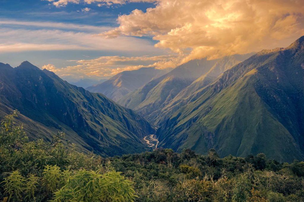 vistas del valle cerca de machu picchu durante el camino salkantay