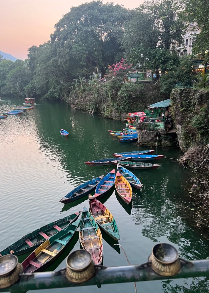 caminar por el lago fewa, una de las mejores actividades que hacer en pokhara