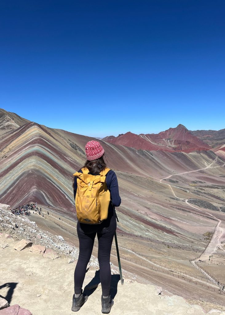 foto mia frente a la montaña de 7 colores