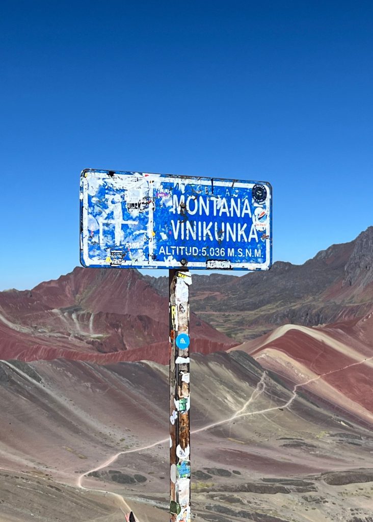 una vez que llegas a la cima de la montaña de siete colores puedes ver el cartel que indica que estas a 5036. metros de altura