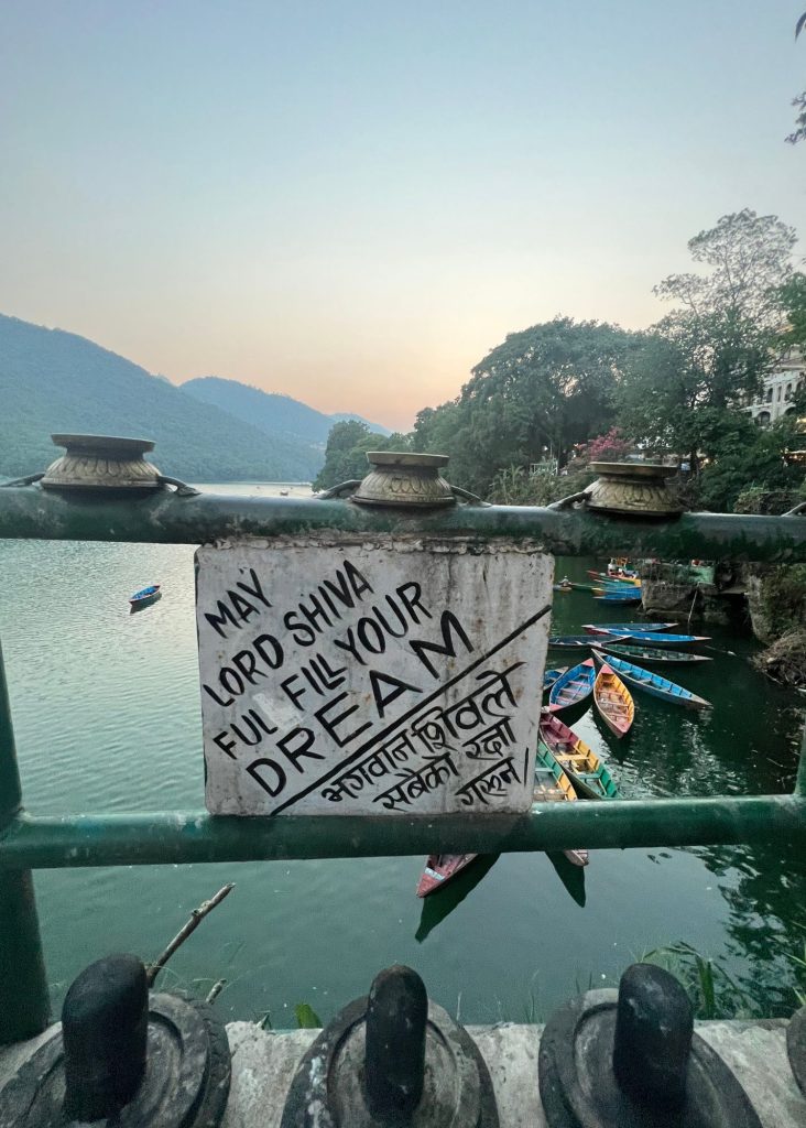 el lago phewa en pokhara para nomadas digitales