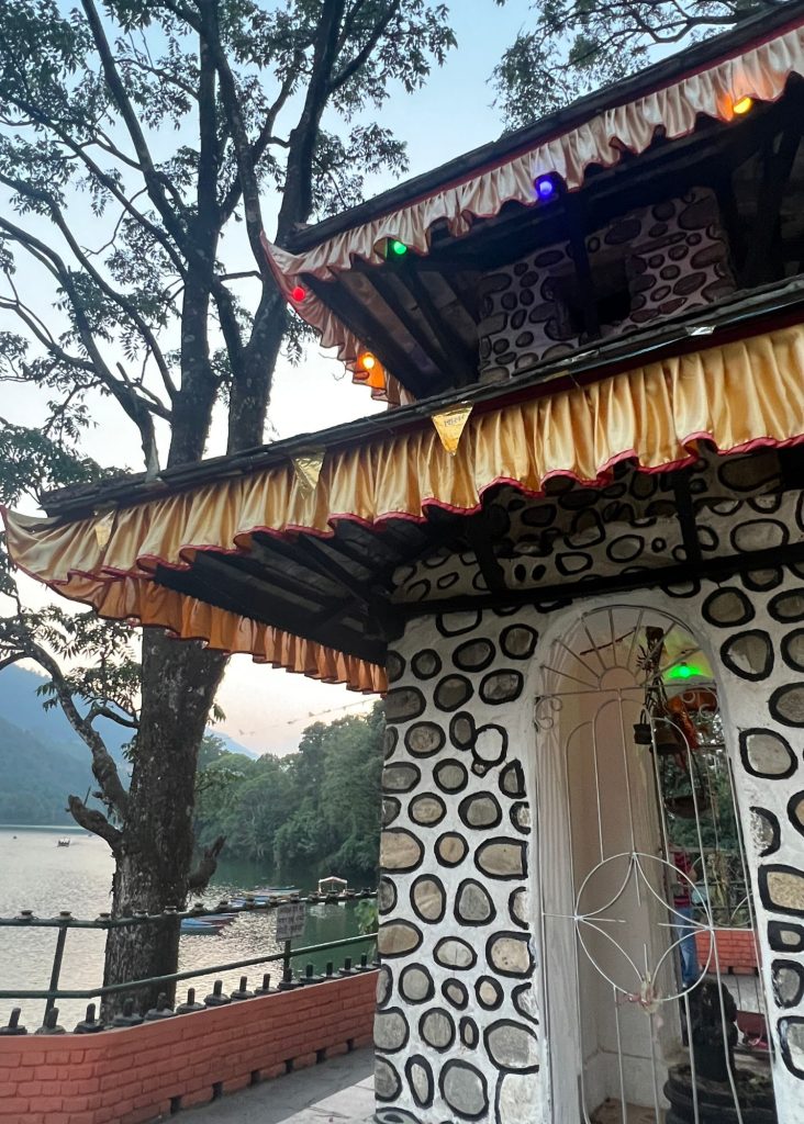 el lago phewa en pokhara, un lugar perfecto para vivir como nomada digital