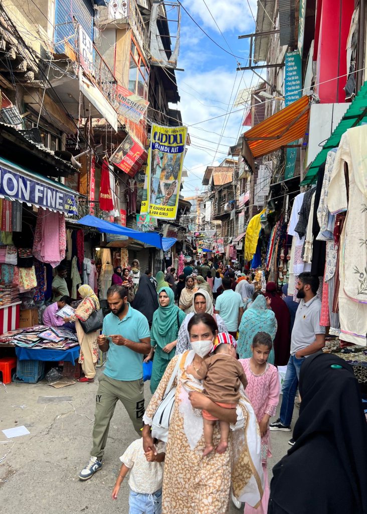 mas fotos de la zona vieja de srinagar, con mercados locales