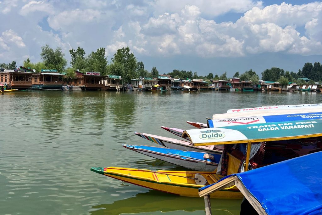 El lago de srinagar en cachemira, India