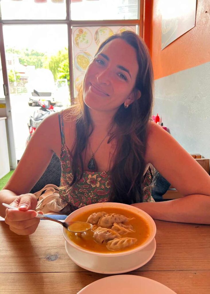 comiendo jhol momos en pokhara nepal
