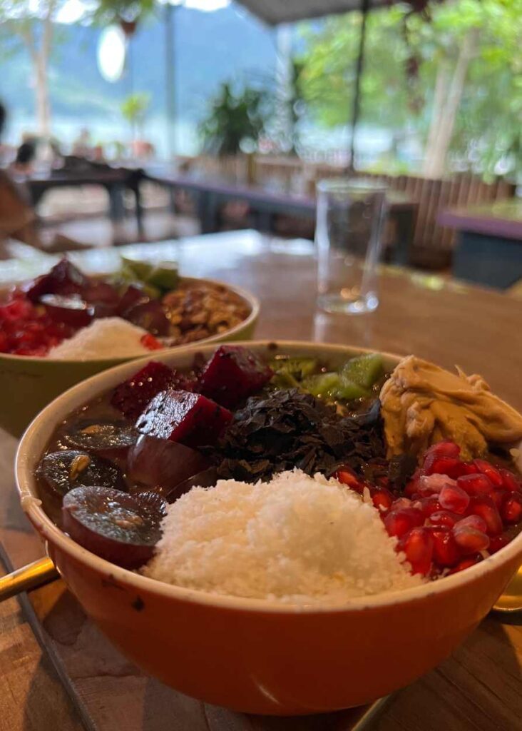 Cacao bowl en Vegan way, un restaurant occidental en Pokhara nepal