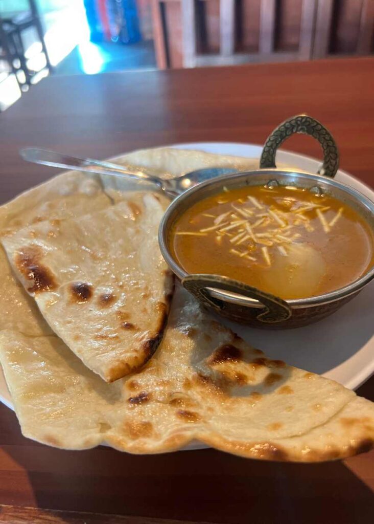 Naan en un restaurant que vende naans y currys