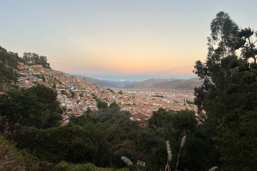 Cusco con el nevado ausangate a lo lejos, una de los lugares turísticos de Cusco que hay que visitar