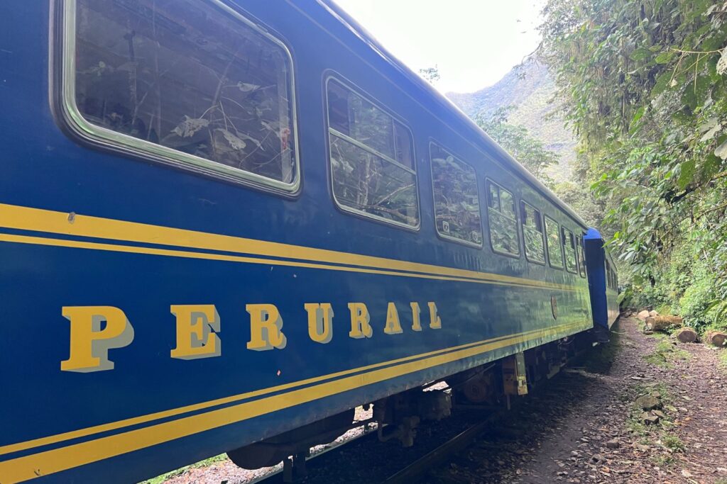 el tren de cusco a aguas calientes para ir a machu pichu, el lugar turistico de cusco