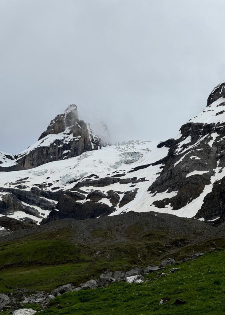 foto de las montañas nevadas que rodean al Oeschinensee